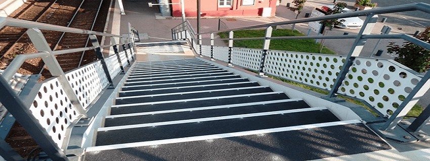Antidérapants Multitech Partner, les solutions pour sécuriser vos sols, intérieurs ou extérieurs, en espace industriel, tertiaire, commercial, public ou résidentiel